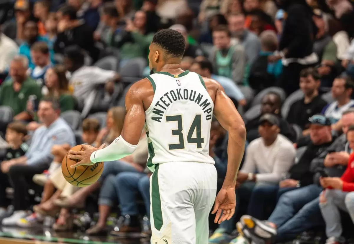 Giannis Antetokounmpo leaves game vs Cavs due to groin injury