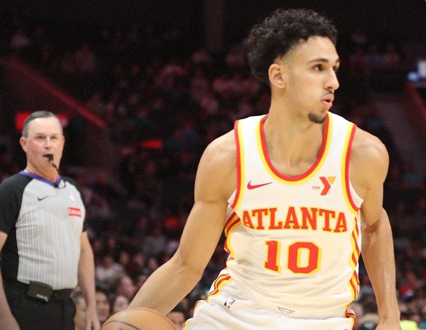 Hawks crush short-handed Lakers