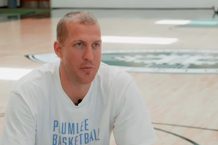Spurs sign Mason Plumlee for season