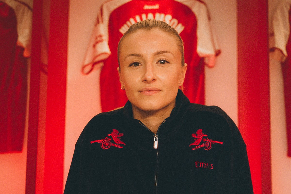 Leah Williamson signs new Arsenal contract