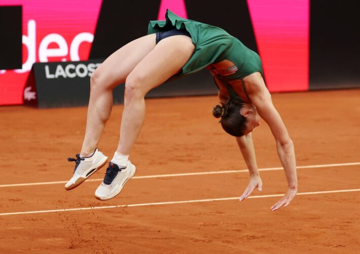 Marta Kostyuk celebrates biggest title of career with back handspring