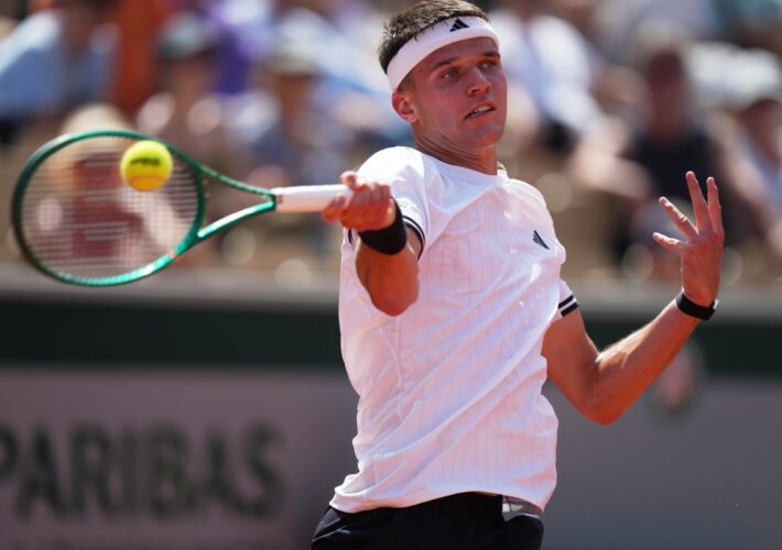 Jakub Mensik fumes at ‘insane’ playing conditions during scorching French Open