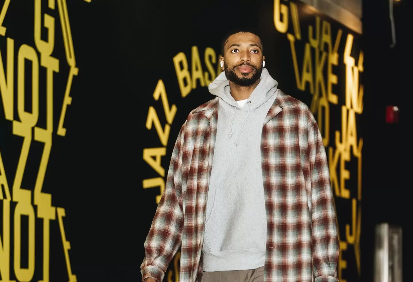 Mikal Bridges keeps Tyrese Maxey under control