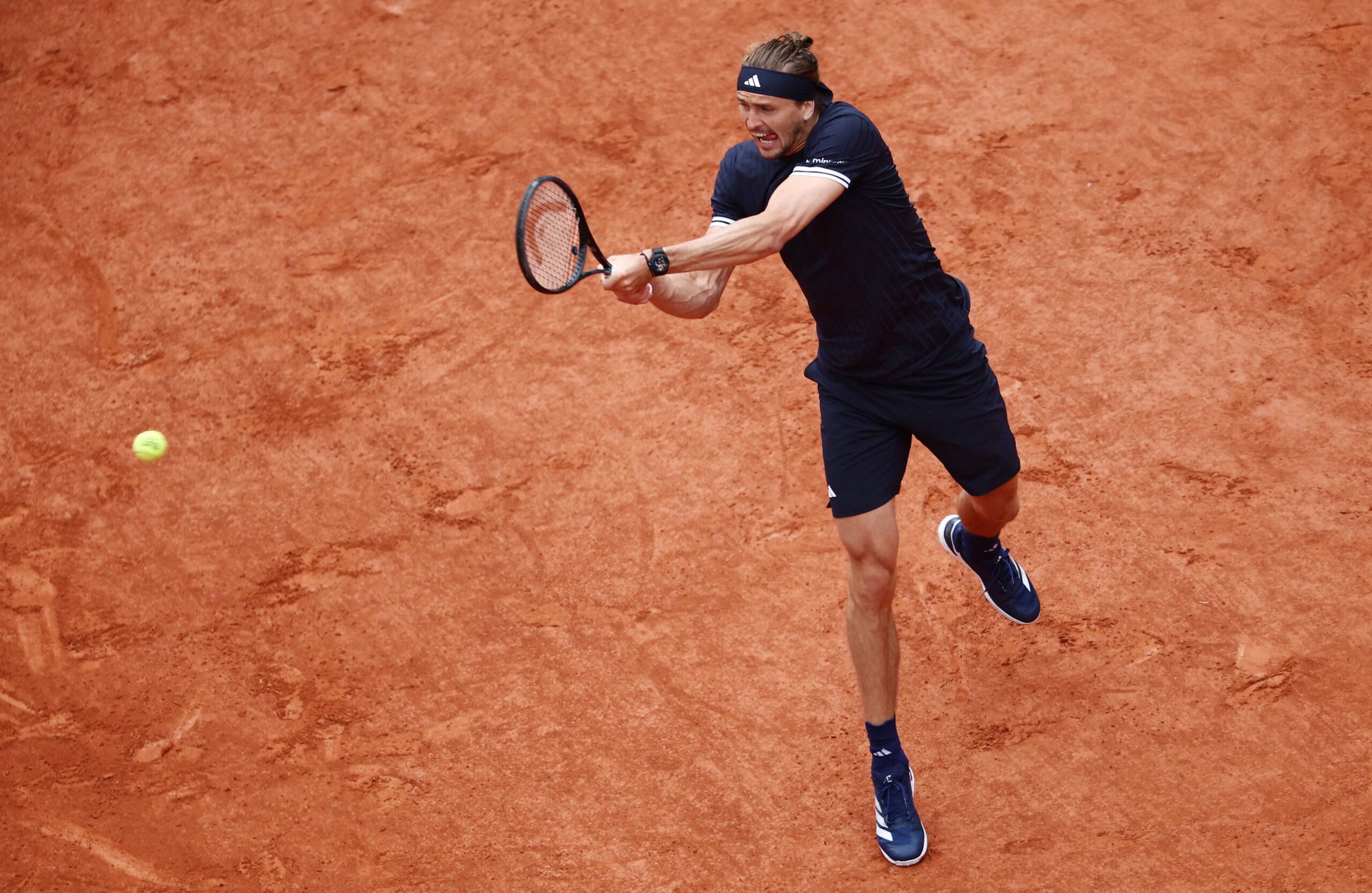French Open LIVE: Alexander Zverev takes tight first set against Czech talent Jakub Mensik
