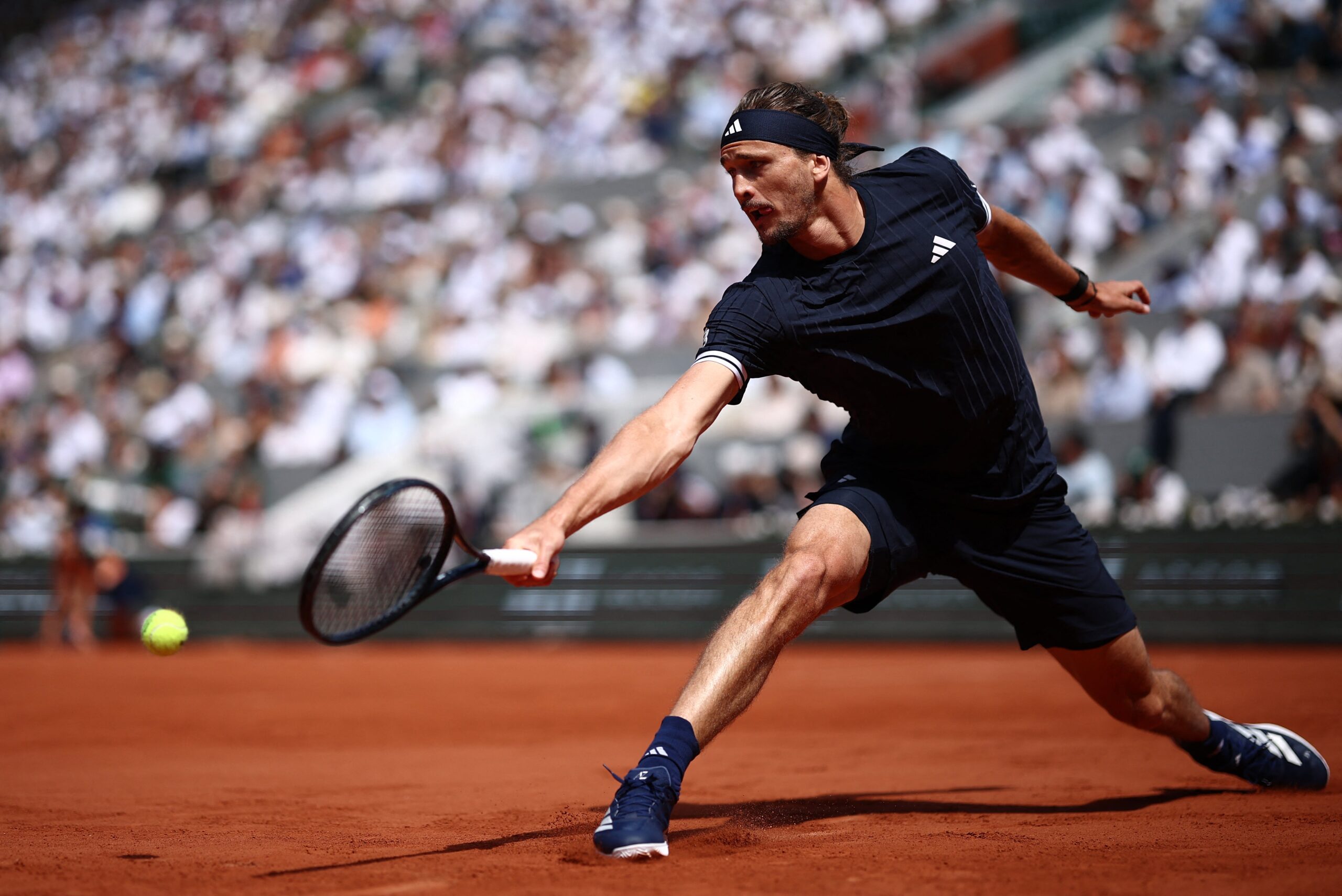 French Open final LIVE: Alexander Zverev dominates Flavio Cobolli to take first set in bid to end grand slam hoodoo