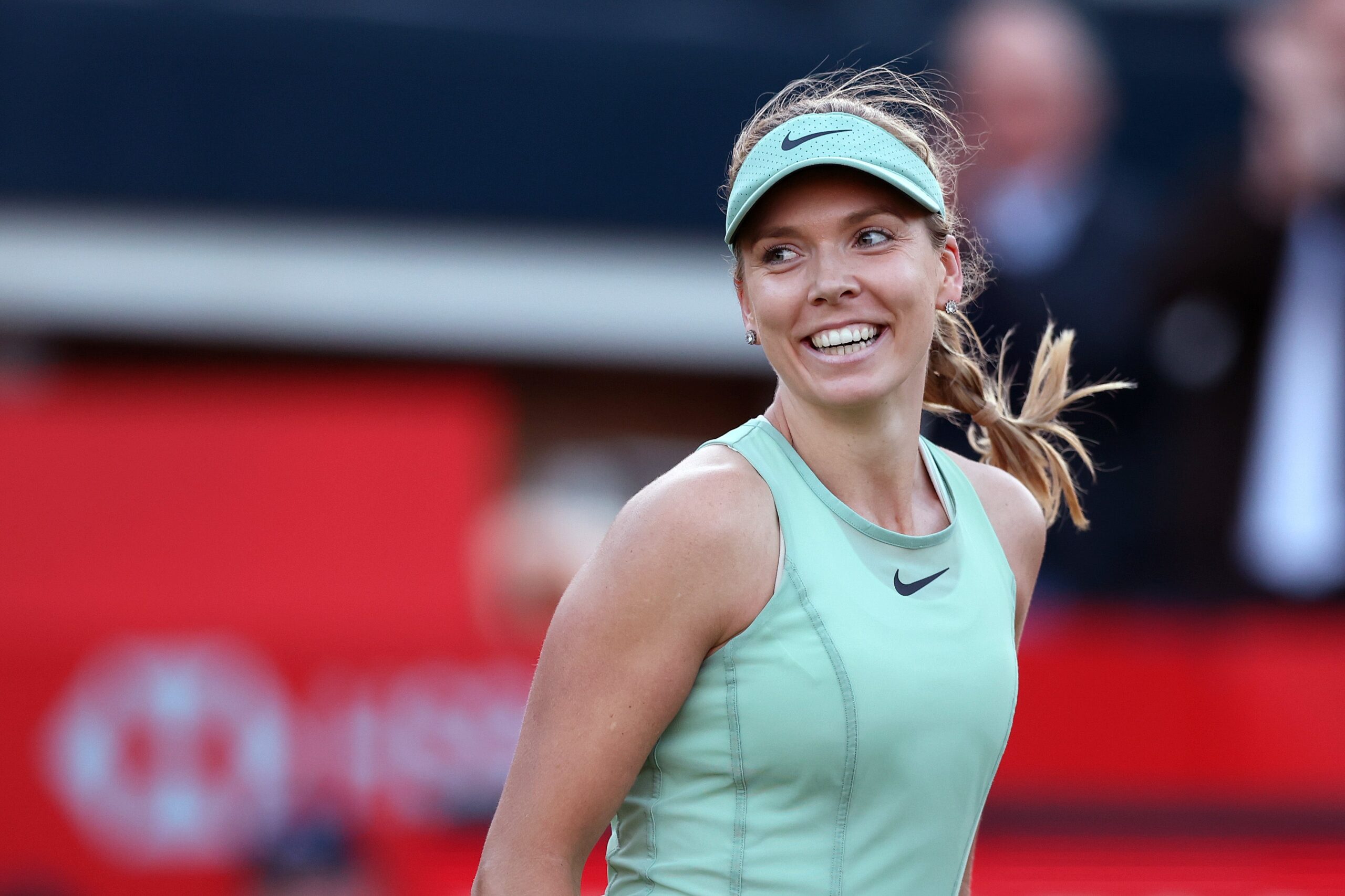 Emma Raducanu advances to Queen’s quarter-finals as Katie Boulter reaches semis