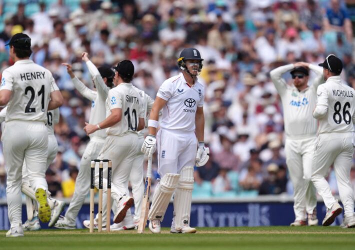 England top order collapses as New Zealand take control of second Test