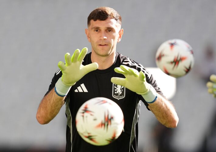 Chelsea agree deal to sign goalkeeper Emiliano Martinez from Aston Villa