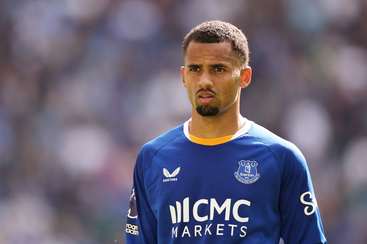 Manchester City consider Everton winger as replacement for departed duo