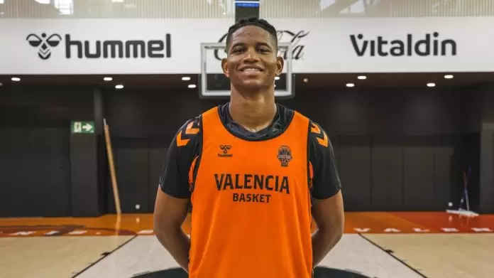Valencia brings back Jasiel Rivero