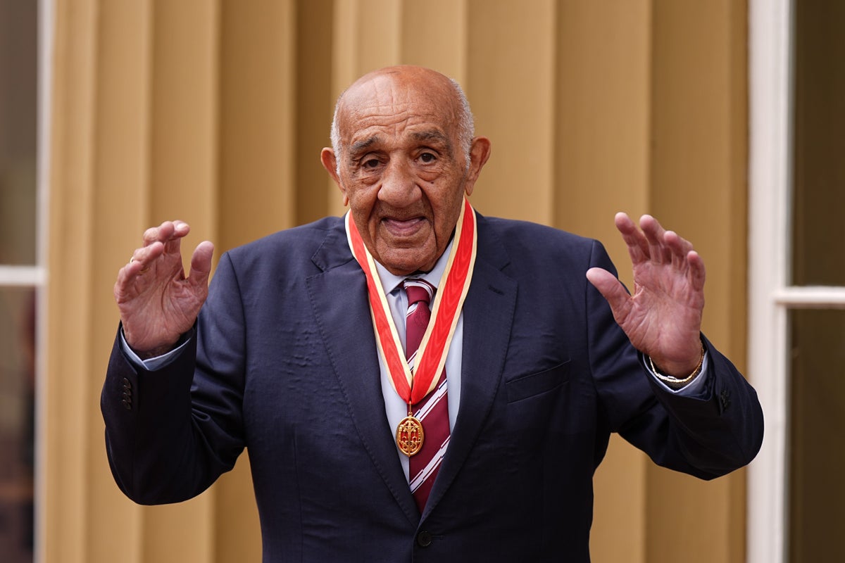 Crowds line the streets of Wigan to say farewell to Sir Billy Boston