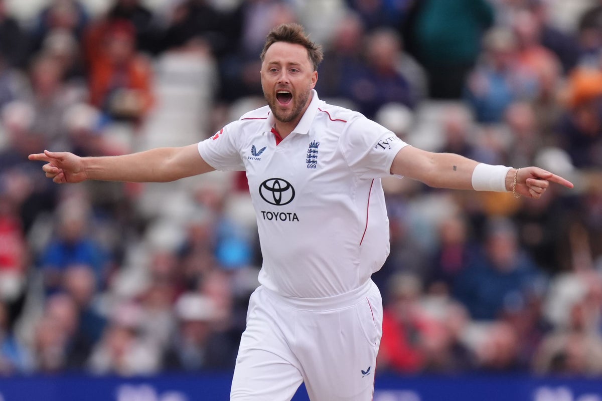 Ollie Robinson shines as England take control of third Test against Pakistan