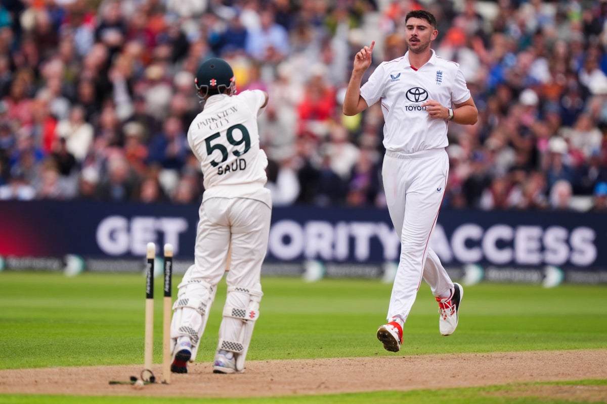 Josh Tongue jumps on wobble-seam trend to put Pakistan on shaky ground again