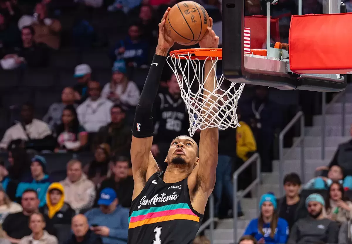 Spurs rally late past Mavericks for first win of the season